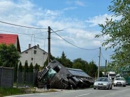 AKTUÁLNE ŤAŽKÁ ZRÁŽKA KAMIÓNOV na hlavnom ťahu: Zasahujú záchranné zložky. Mrazivé FOTO nešťastia