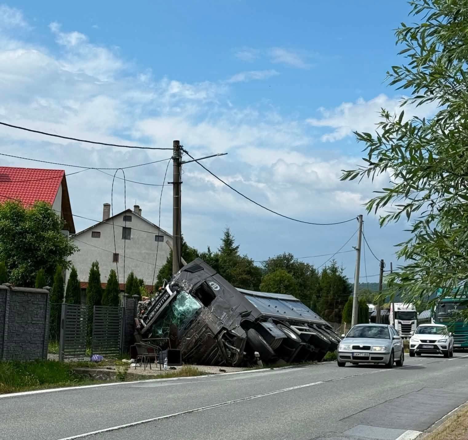 AKTUÁLNE ŤAŽKÁ ZRÁŽKA KAMIÓNOV na hlavnom ťahu: Zasahujú záchranné zložky. Mrazivé FOTO nešťastia