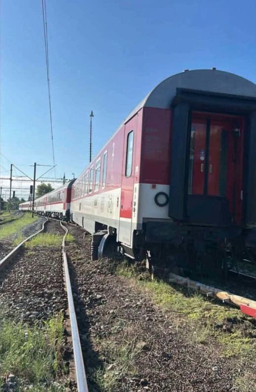 AKTUÁLNE VYKOĽAJIL SA VLAK Doprava je prerušená, prvé FOTO z miesta