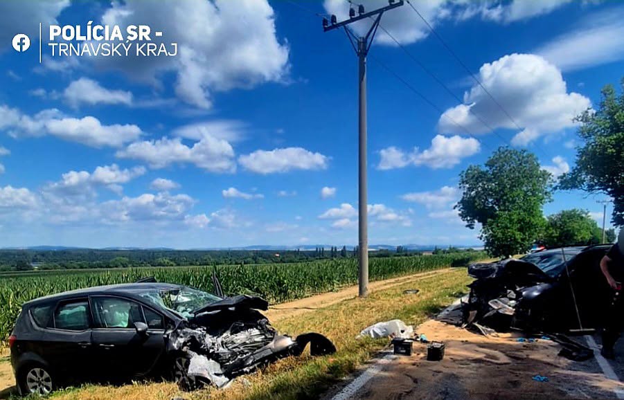 AKTUÁLNE Vážna čelná zrážka: Autá na šrot, hlásia 3 ranených, zasahoval aj vrtuľník