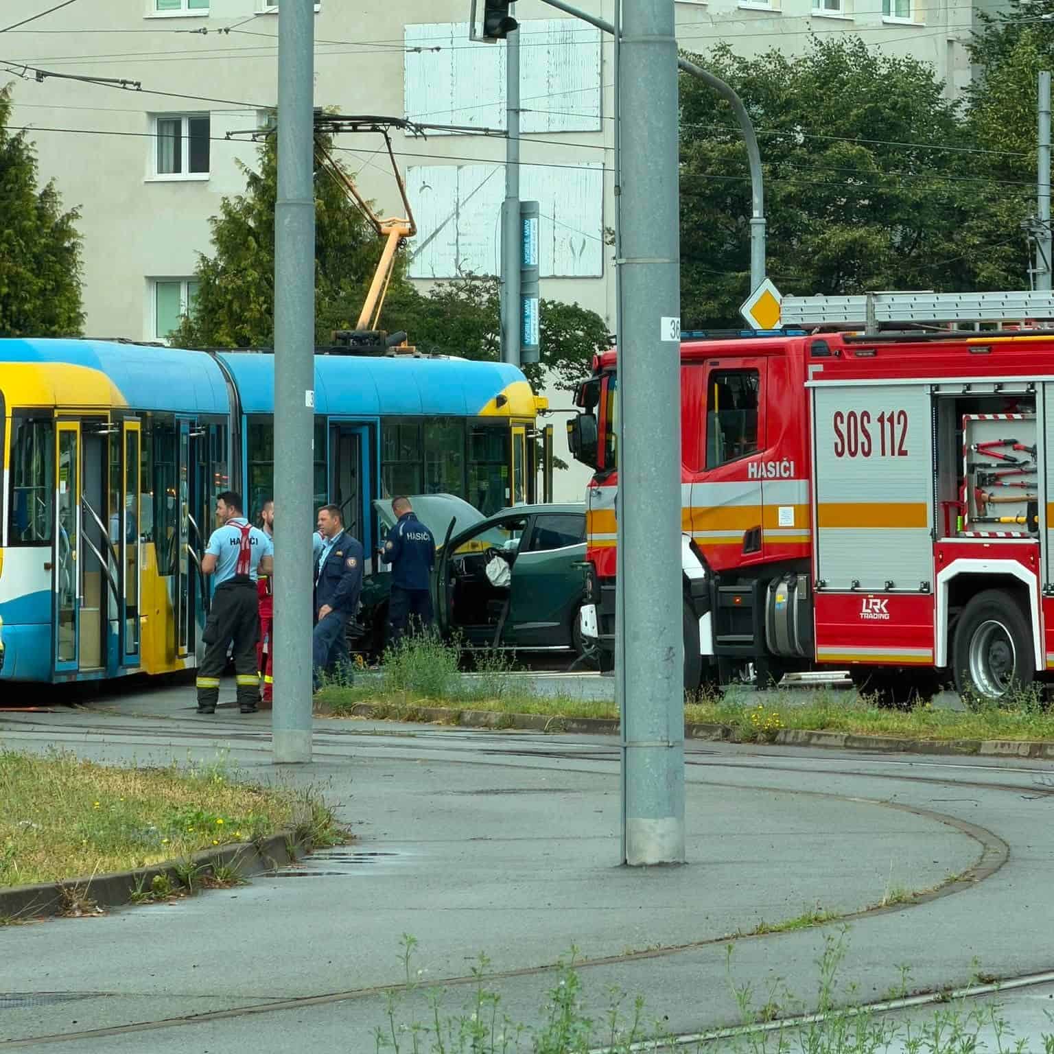 AKTUÁLNE Vážna zrážka 2 ELEKTRIČIEK a AUTA: Zasahujú záchranári, hlásia ranených! FOTO z miesta nešťastia
