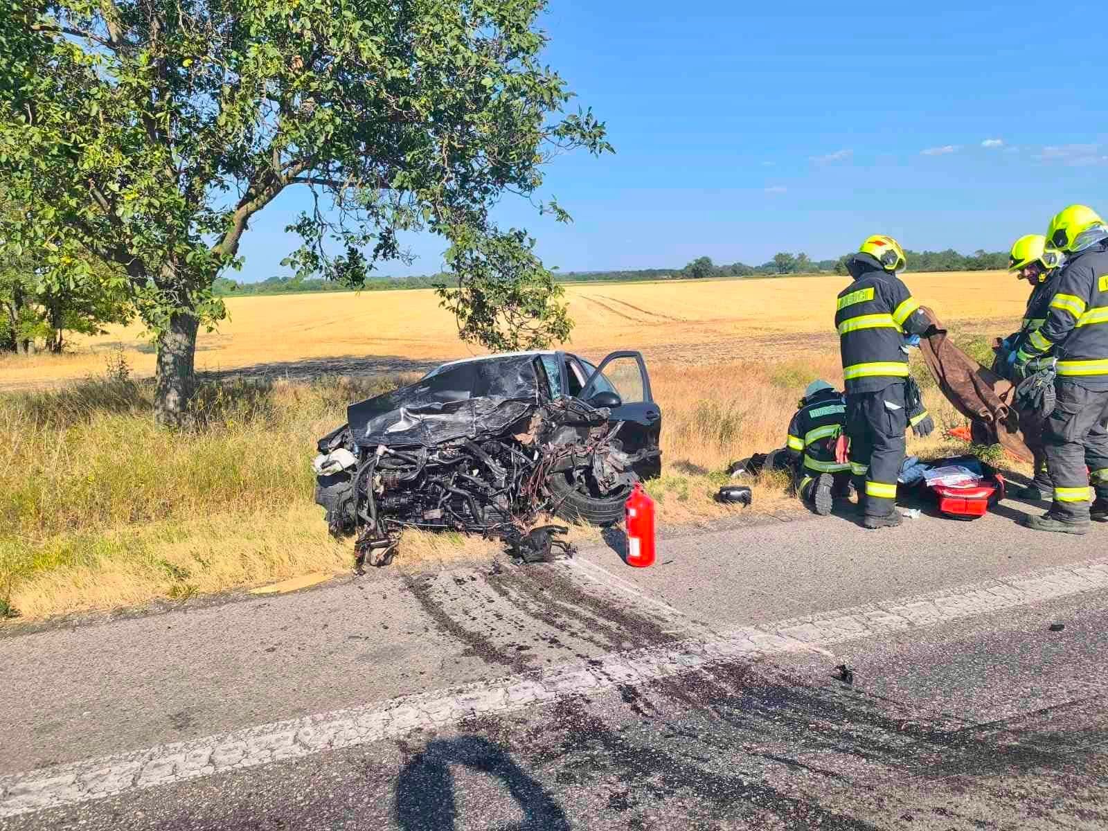 Ťažká čelná zrážka: Z áut je iba šrot, hlásia viacero ranených, zasahoval aj vrtuľník FOTO