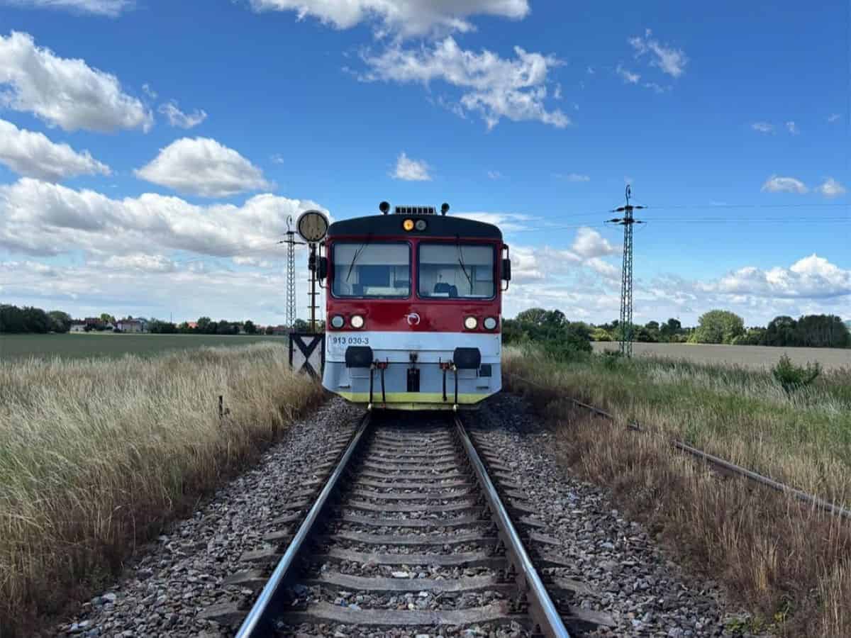AKTUÁLNE Nešťastie na železnici: Vlak zrazil človeka, vyslali aj vrtuľník. Dopravu prerušili