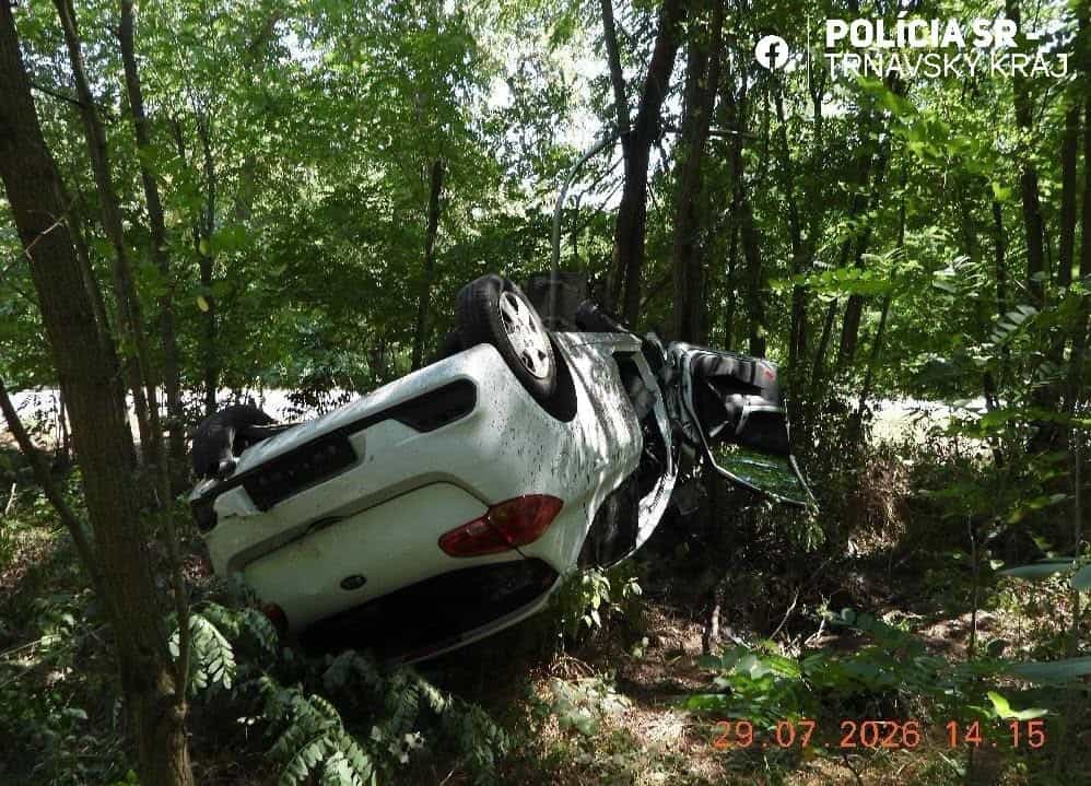 Vážna nehoda medzi Kopčanmi a Gbelmi: Vodiča po zrážke so srnou previezol vrtuľník do nemocnice