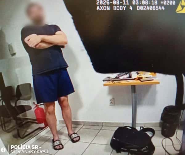 Muž v Nových Zámkoch rozobral bankomat skrutkovačom – polícia ho zadržala pri pokuse získať kartu