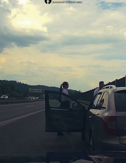 Nebezpečné prenasledovanie na R1: Vodič pod vplyvom drog narazil do zvodidiel, zastavil ho až defekt