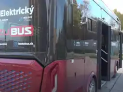 V Handlovej štartuje revolúcia v MHD: Elektrické autobusy vyjdú do ulíc už po prázdninách