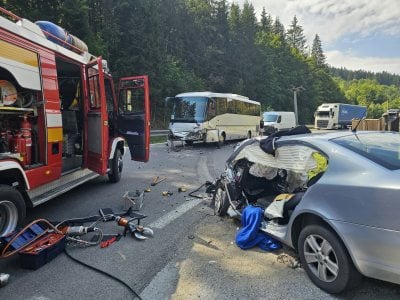 ŤAŽKÁ ZRÁŽKA s autobusom: Z auta je iba šrot, hlásia ranených, vyslali aj vrtuľník! Mrazivé FOTO
