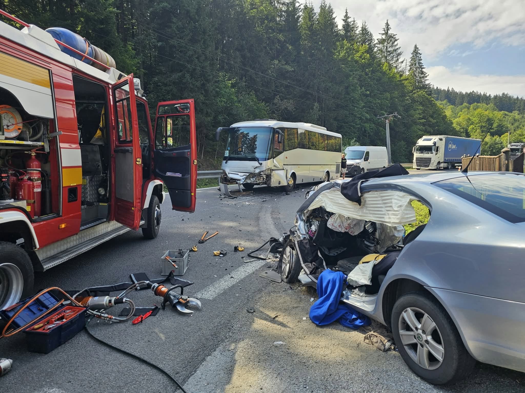 ŤAŽKÁ ZRÁŽKA s autobusom: Z auta je iba šrot, hlásia ranených, vyslali aj vrtuľník! Mrazivé FOTO