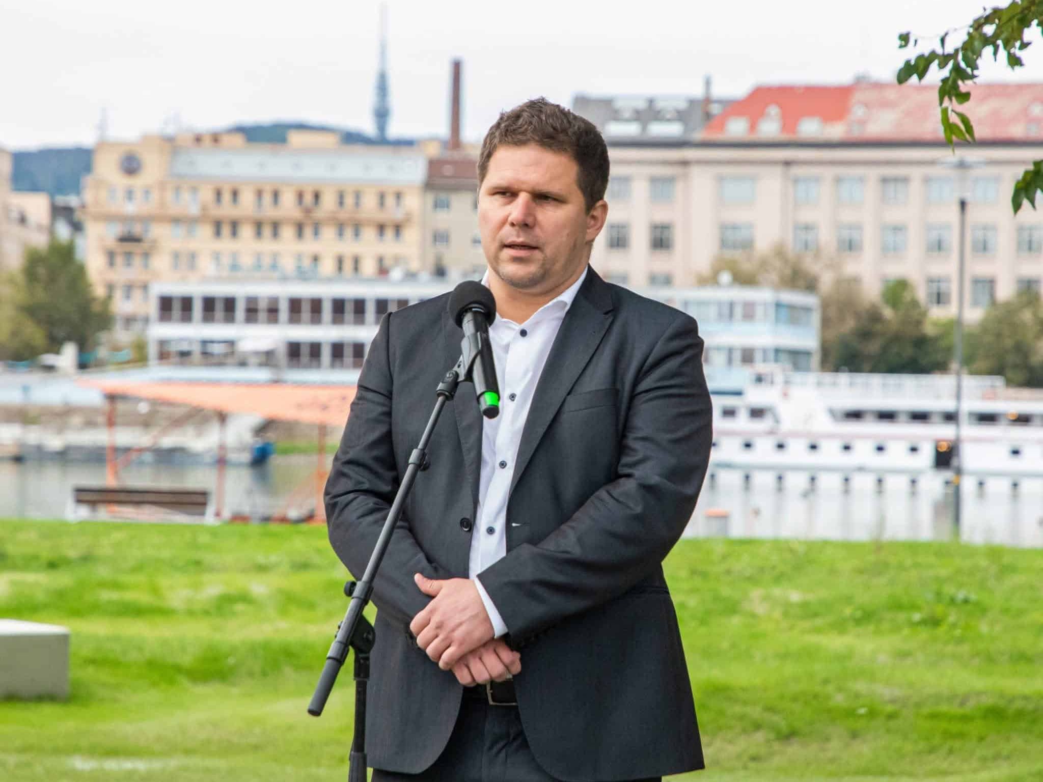 Petržalčania vytvorili najväčšiu petíciu, musia vyhlásiť referendum. Hrčka ho chce spojiť s voľbami