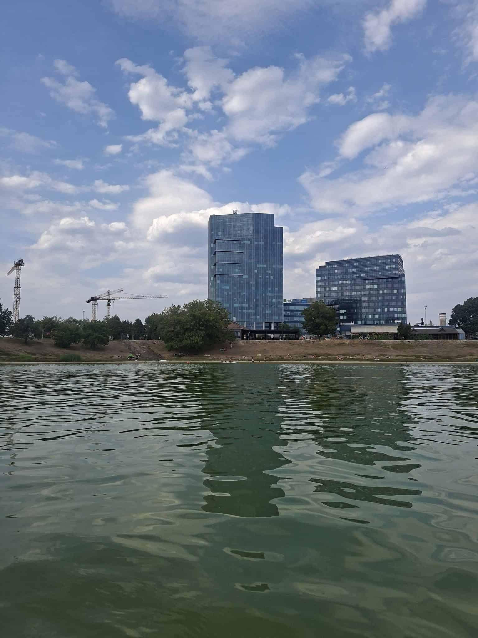 Letná pohoda narušená? Kuchajda láka na osvieženie, návštevníci kritizujú stavebné práce počas sezóny