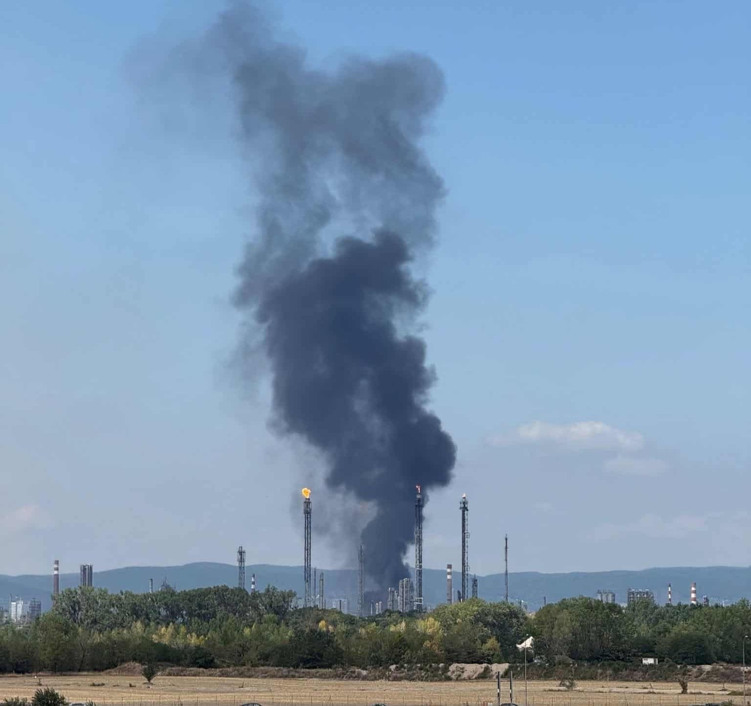 AKTUÁLNE Silná explózia v Slovnafte: Budovy sa triasli, stúpa čierny dym! FOTO Neotvárajte okná, vyzývajú ľudí