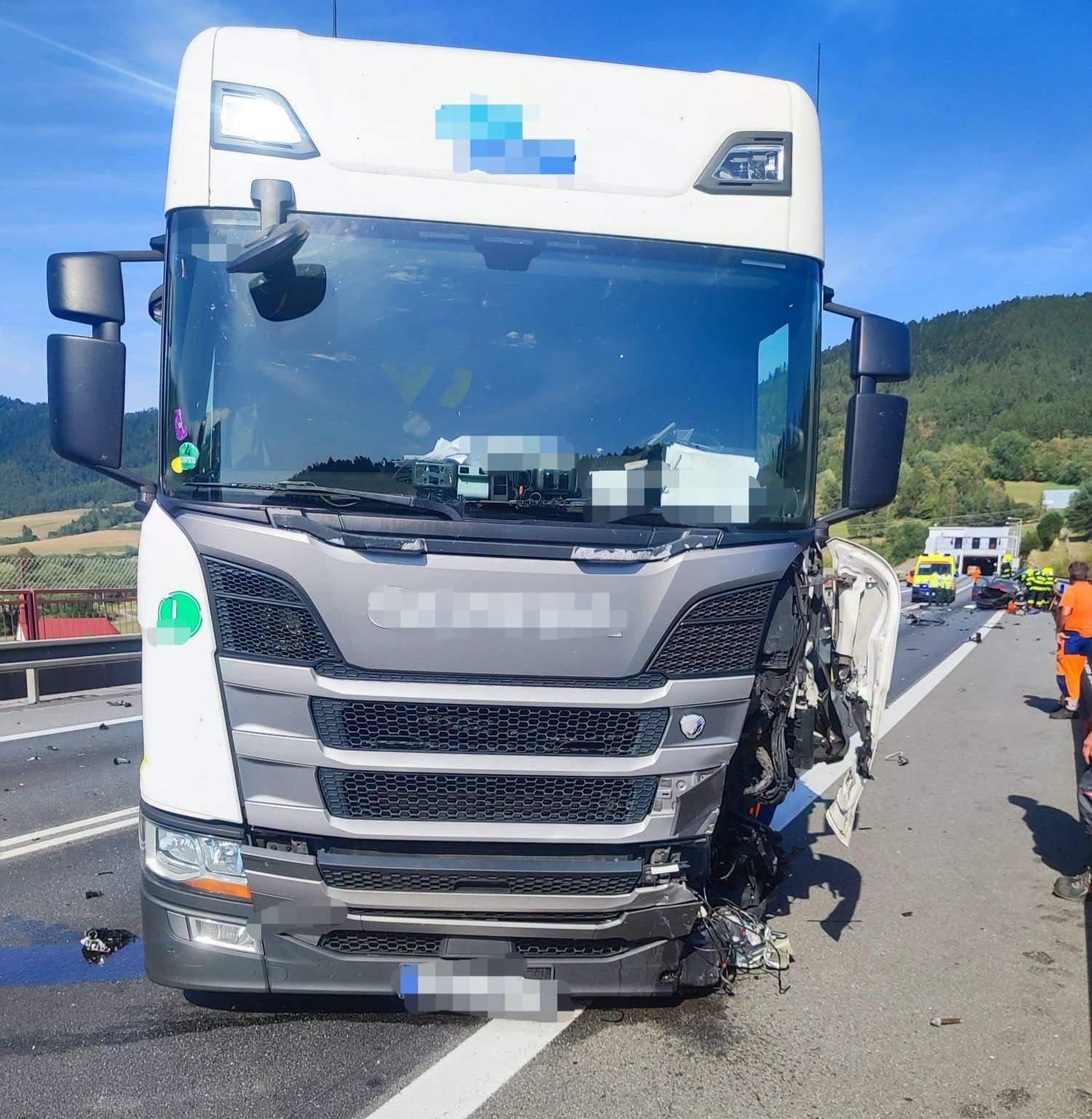 TRAGICKÁ ZRÁŽKA s 2 kamiónmi: Žena zomrela, dievča bojuje o život! Diaľnicu uzavreli, mrazivé detaily a FOTO