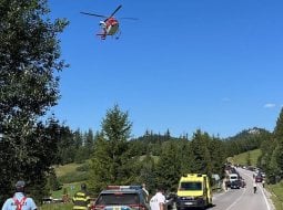 FOTO STRAŠNÁ TRAGÉDIA na ceste: Vyslali aj vrtuľník, hlásia OBEŤ, vodička UŠLA! Šokujúce zistenie polície