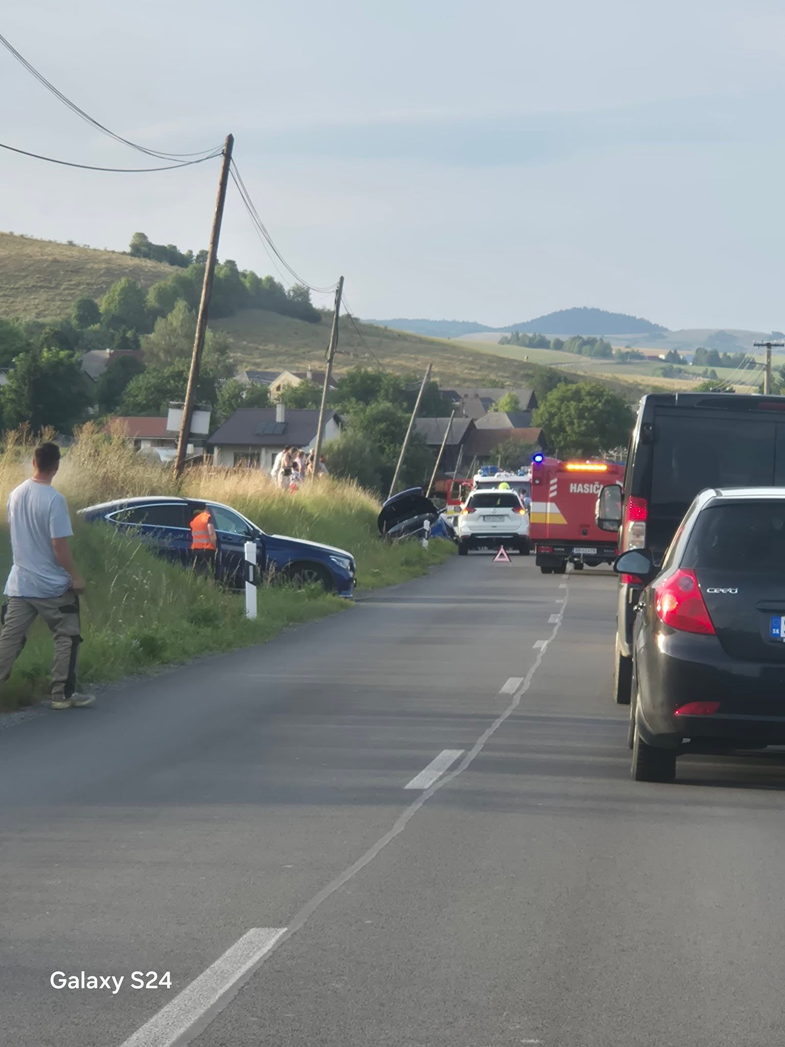 AKTUÁLNE VÁŽNA ZRÁŽKA AŽ 3 ÁUT: Hlásia zranenia, vyslali všetky záchranné zložky! FOTO priamo zo zásahu