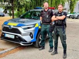 Dráma v Komárne: Dieťa spadlo do kanalizačnej šachty, policajti ho zachránili v poslednej chvíli