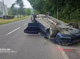 AKTUÁLNE STRAŠNÁ NEHODA Auto leží prevrátené na streche. Prvé info a FOTO z miesta