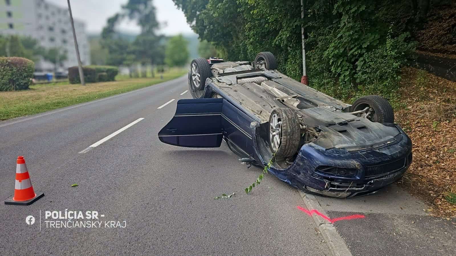 AKTUÁLNE STRAŠNÁ NEHODA Auto leží prevrátené na streche. Prvé info a FOTO z miesta