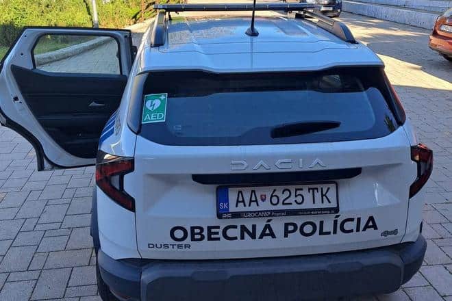 Obecná polícia v Štrbe má nový defibrilátor vo vozidle – pomôže aj turistom v Tatrách