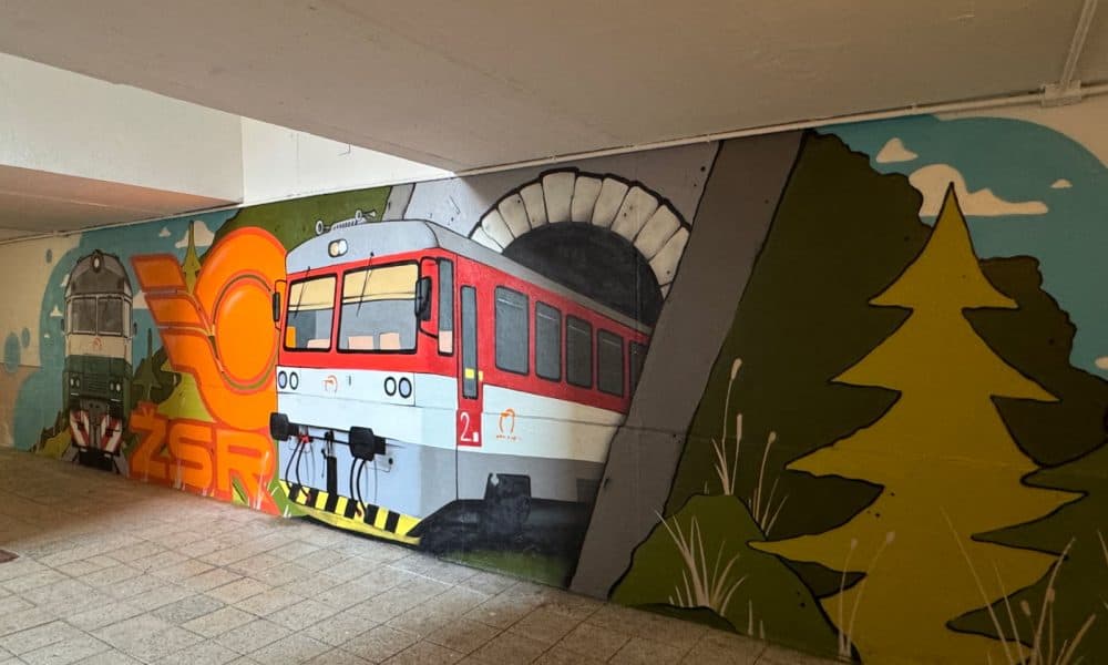 Podchod na stanici v Ruskove ožil vďaka unikátnej grafiti maľbe vlakov, teší cestujúcich