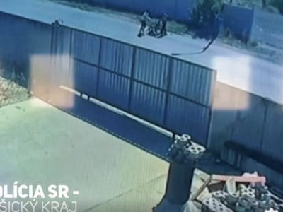 Dráma v Trebišove: Mladík surovo okradol seniorku na invalidnom vozíku, polícia ho zadržala