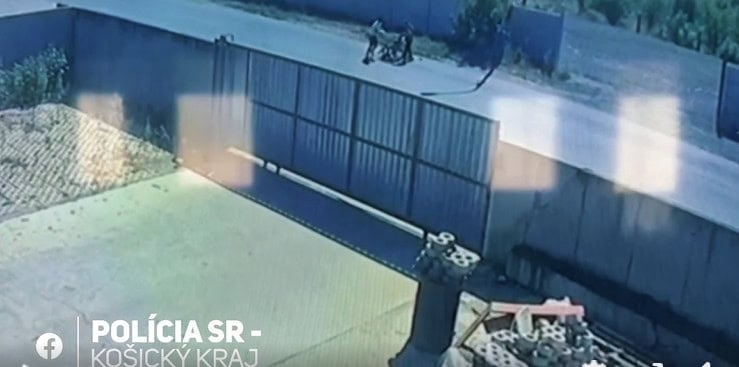 Dráma v Trebišove: Mladík surovo okradol seniorku na invalidnom vozíku, polícia ho zadržala