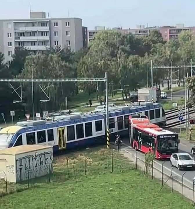 AKTUÁLNE ZRAZIL SA VLAK S AUTOBUSOM: Prvé FOTO a info z miesta, doprava je prerušená