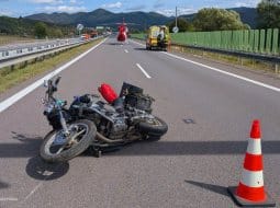 AKTUÁLNE ŤAŽKÁ NEHODA motorkára na R1: Zasahoval vrtuľník, cestu uzavreli