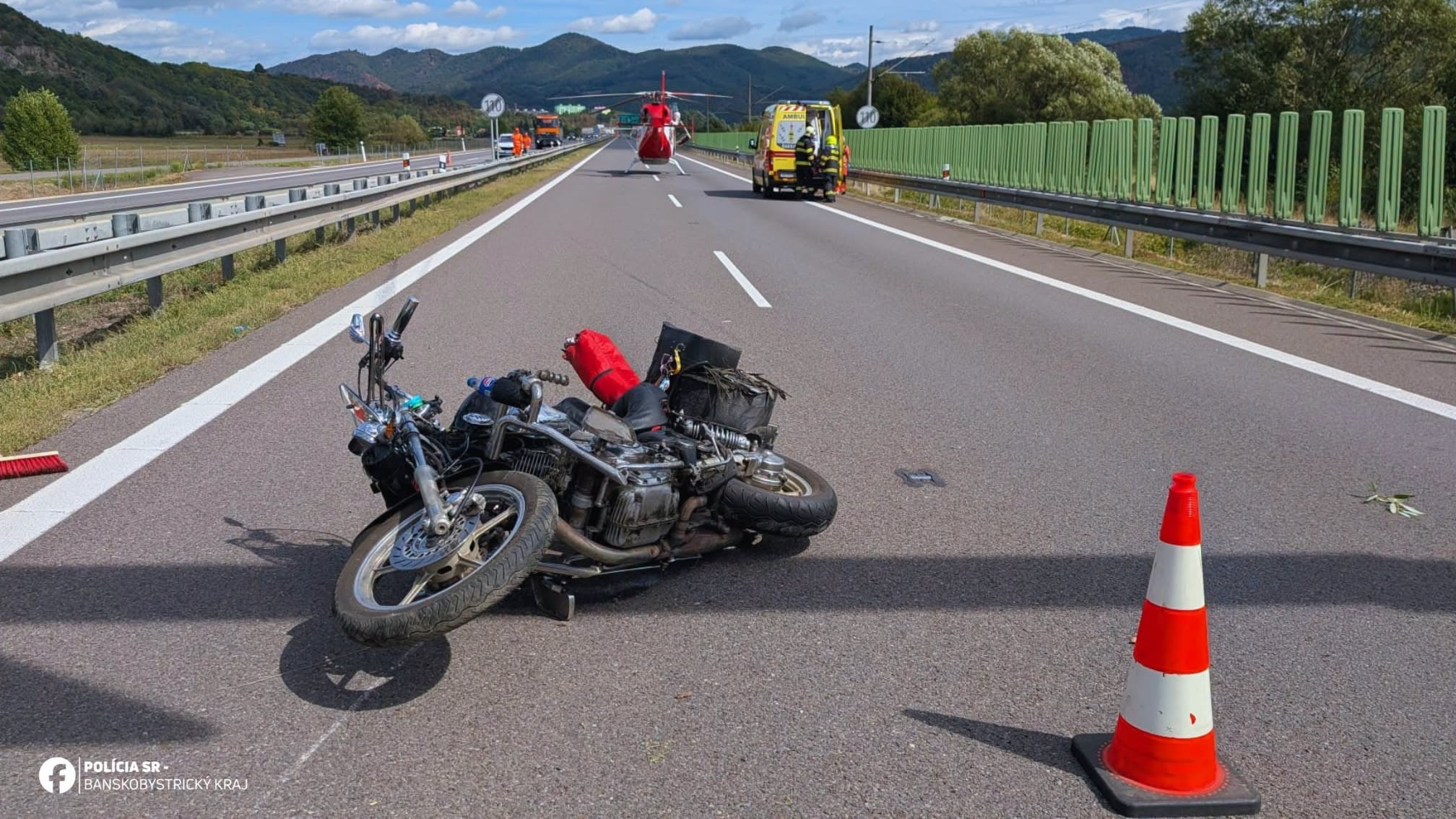 AKTUÁLNE ŤAŽKÁ NEHODA motorkára na R1: Zasahoval vrtuľník, cestu uzavreli