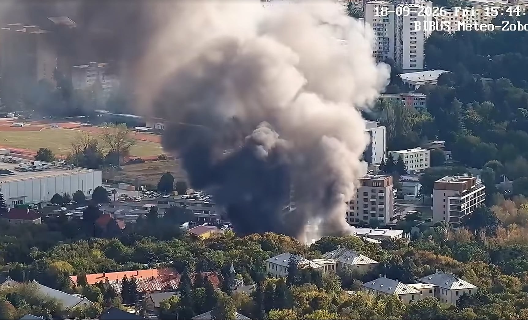 AKTUÁLNE DESIVÉ VIDEO V meste vypukol požiar, valí sa obrovský dym! Neotvárajte okná, vyzývajú ľudí