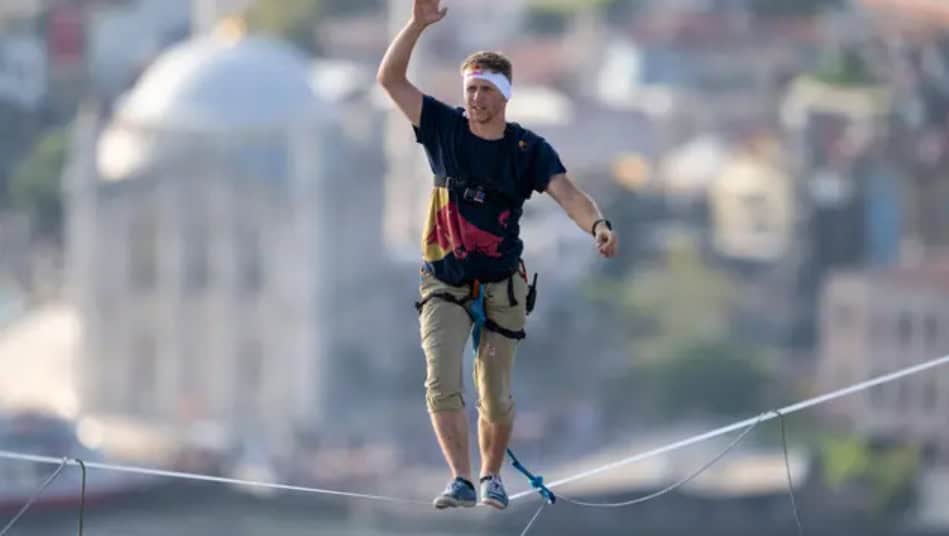 V Bratislave padne rekord? Jaan Roose sa pokúsi o najdlhšiu chôdzu na slackline medzi Mostom SNP a hradom