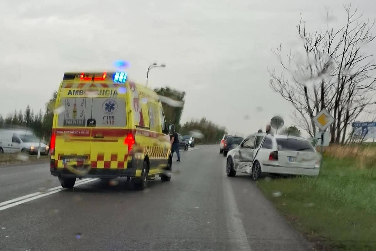 ŤAŽKÁ ZRÁŽKA ÁUT Vyslali záchranárov, hlásia viacero ranených aj malé DIEŤATKO! Mrazivé FOTO nešťastia