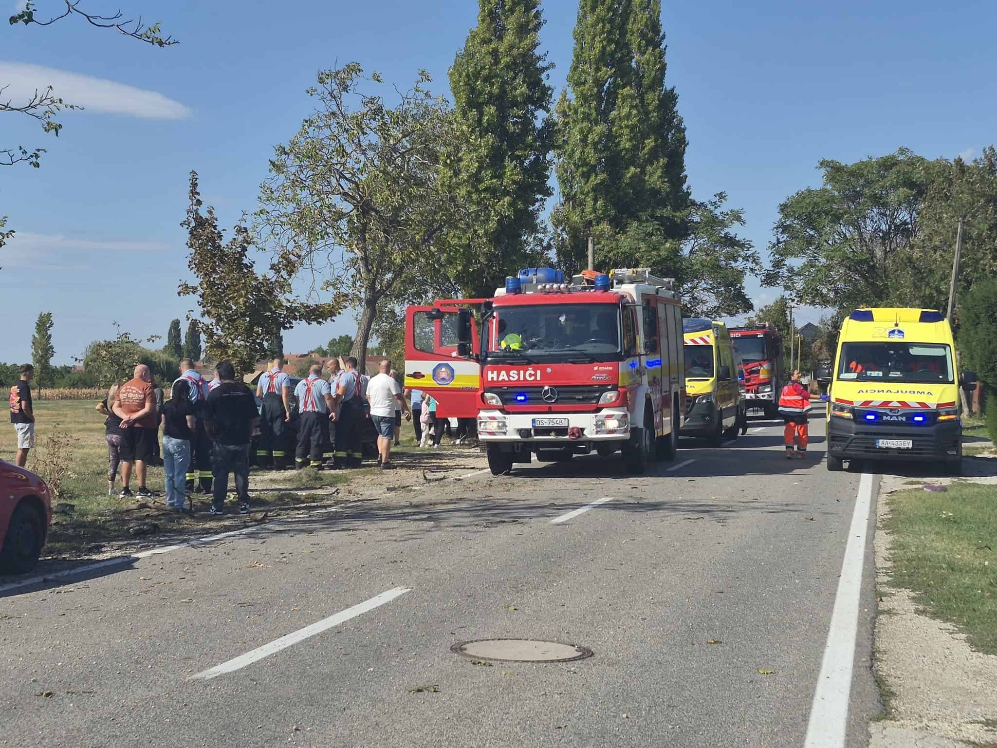 STRAŠNÁ NEHODA Vyslali až 3 sanitky, viacerí sú ťažko ranení! Mrazivé FOTO zo záchrannej akcie, cestu uzavreli