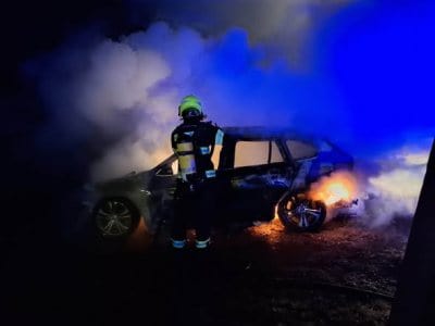 Úmyselný požiar auta v Žilinskej Lehote: Hasiči likvidovali plamene uprostred noci, škoda 15-tisíc eur
