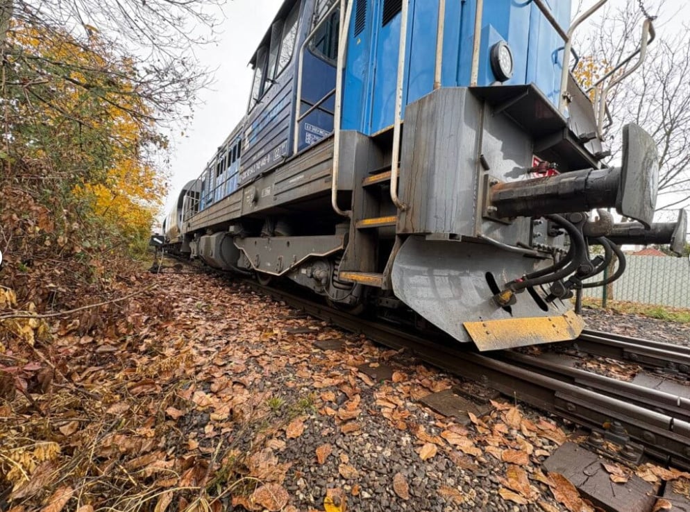 MIMORIADNA UDALOSŤ na ŽELEZNICI: Vlak sa vykoľajil priamo na priecestí! FOTO z miesta
