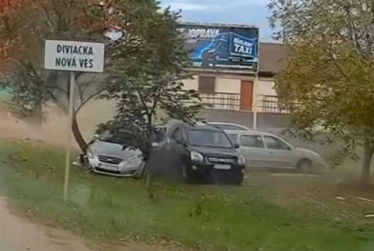 STRAŠNÁ ZRÁŽKA 4 ÁUT: Ozvala sa mohutná rana, všetko zachytili na VIDEO! Zasahovali záchranné zložky